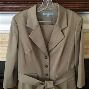 Antonio Melani ladies suit Size 14